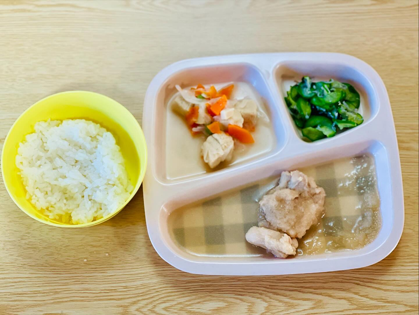 えがおのつぼみでは、平日給食があります。