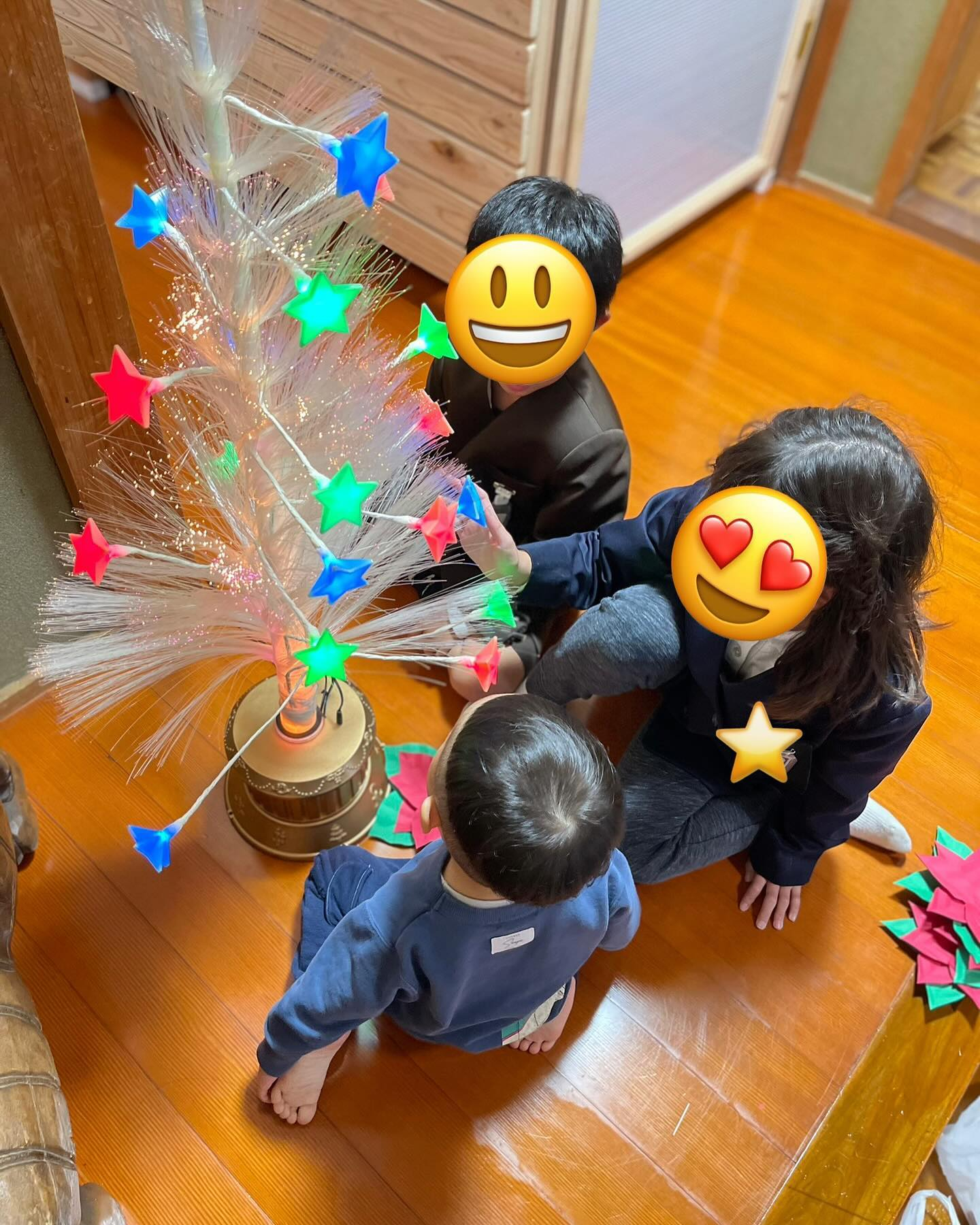 今日は皆でクリスマスの飾りつけをしました。